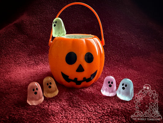👻 Ghost in the Cauldron Mystery Bath Bomb